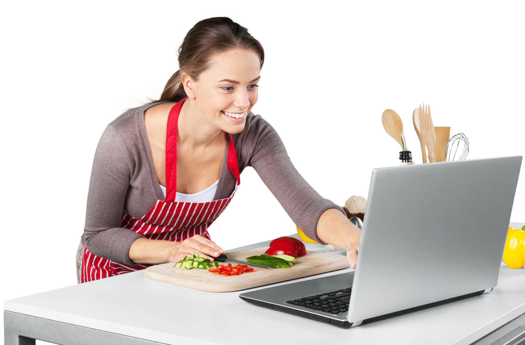 Studente che cucina durante una lezione online