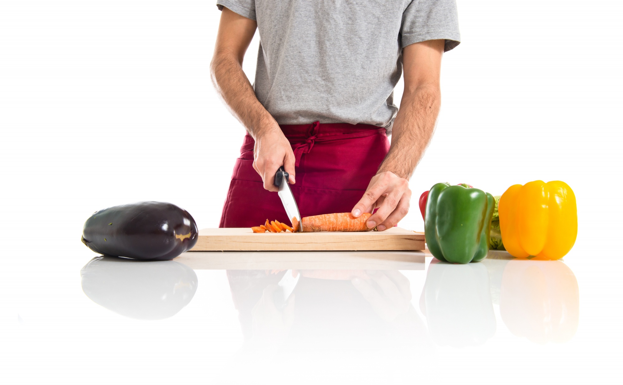 Chef che taglia verdure in cucina minimal